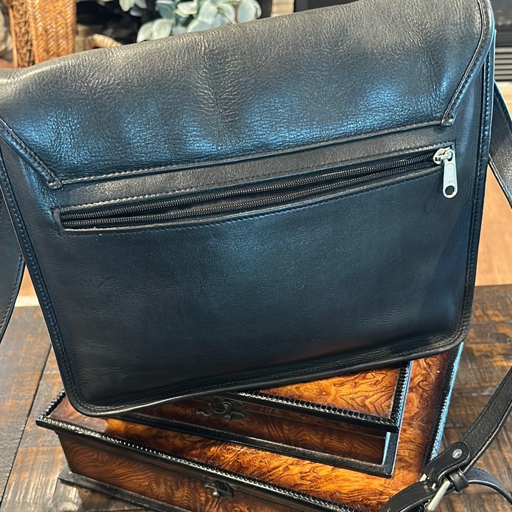 Sleek Black Leather Shoulder Bag - Picture 2 of 6